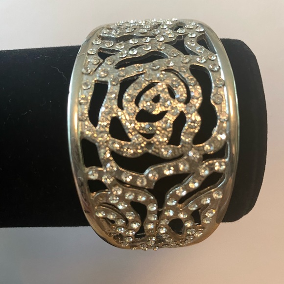 2/$20 MIX AND MARCH JEWELRY BUNDLE SILVER ROSE CUFF BRACELET - Picture 3 of 6